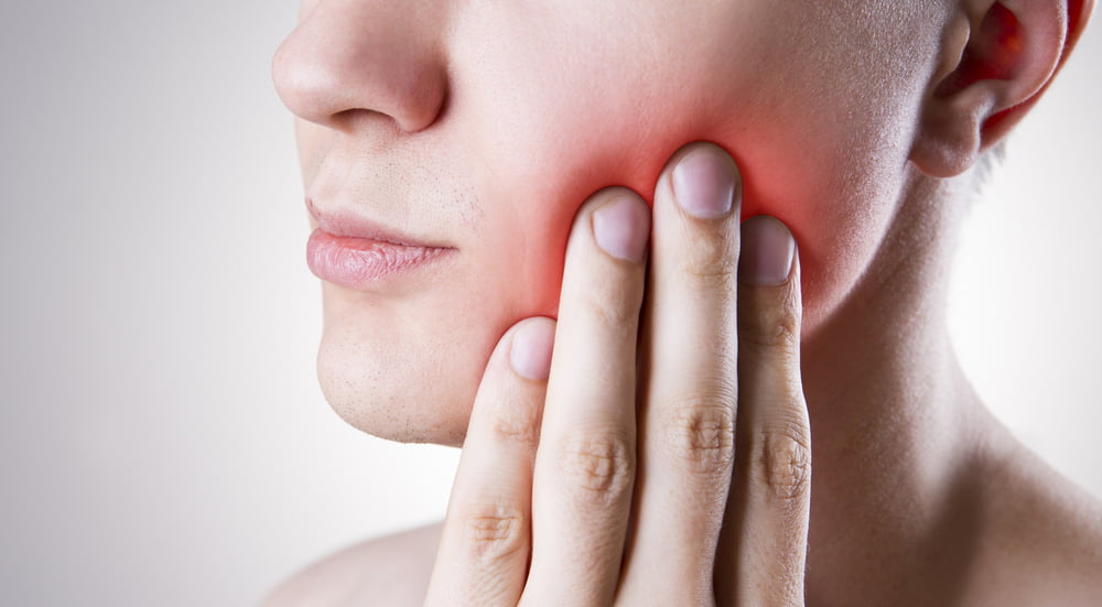 Почему опухает щека после удаления зуба: причины и способы снятия отека