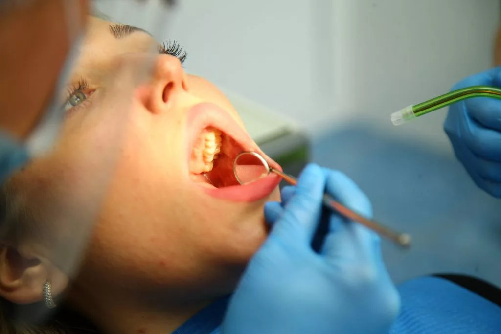 болит горло после удаления зуба мудрости